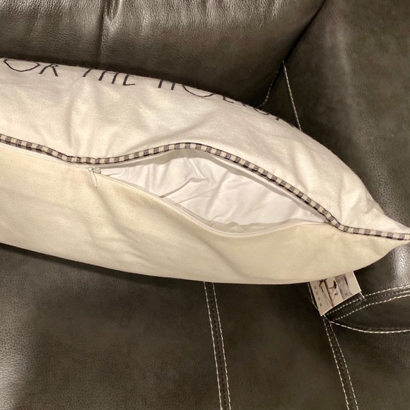 🎄Rae Dunn HOME FOR THE HOLIDAYS Accent Pillow - Picture 10 of 11